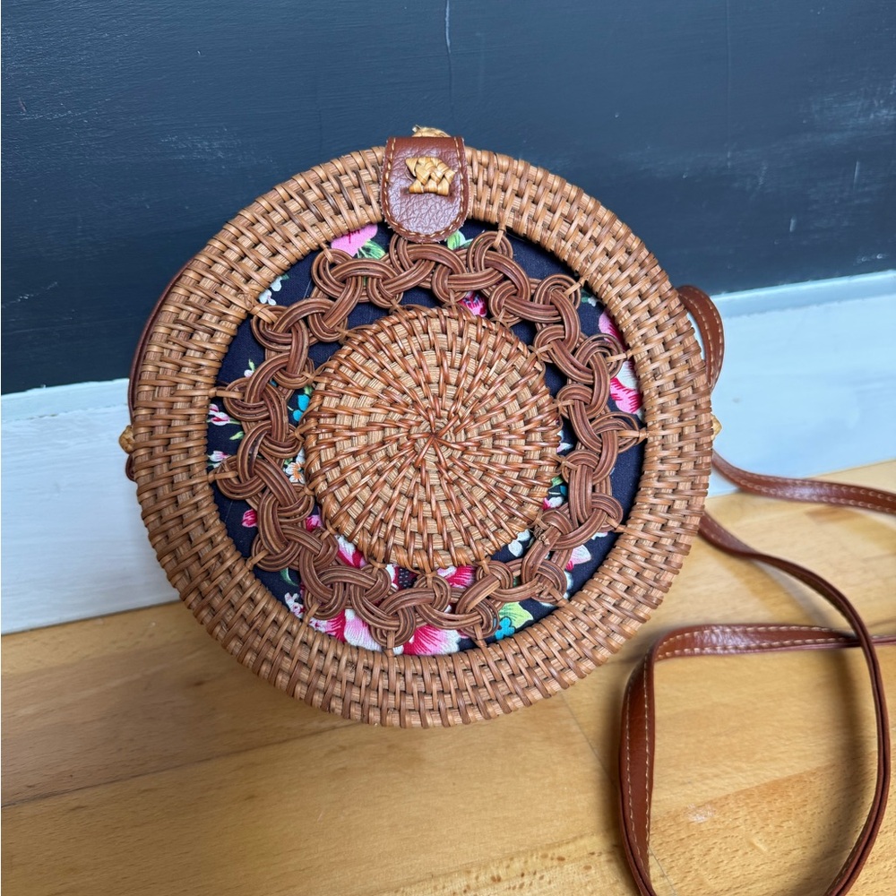 Elegant Woven Crossbody Bag with Floral Accents